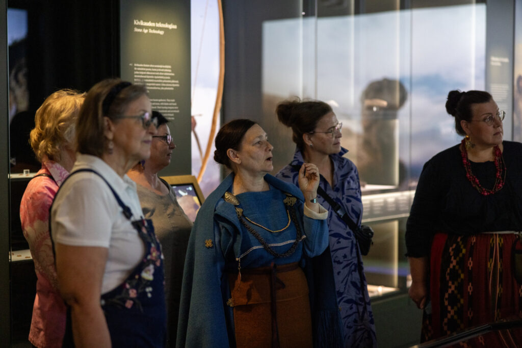 Käsityömestari Mervi Pasanen esittelee muinaispukuennallistusta. Kuva Lassi Häkkinen, Lahden kaupunki.